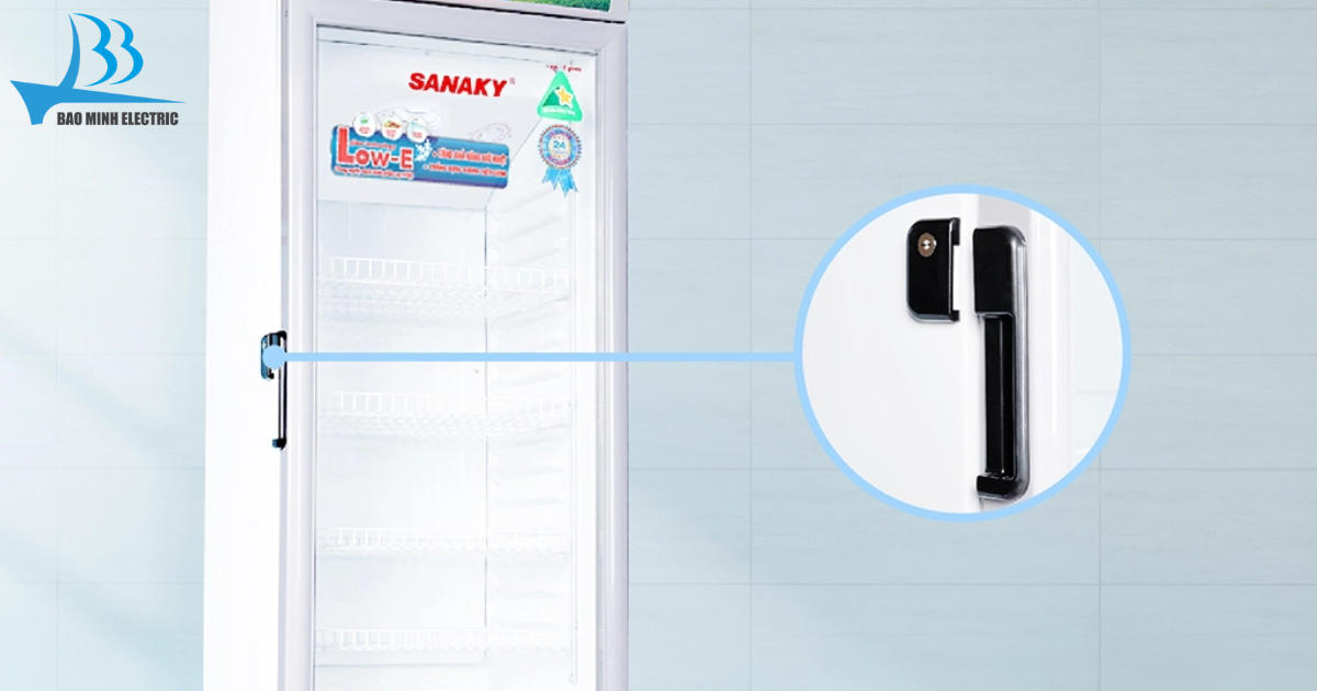 Khoá tủ an toàn là một tiện ích có trong tủ mát Sanaky VH258KL