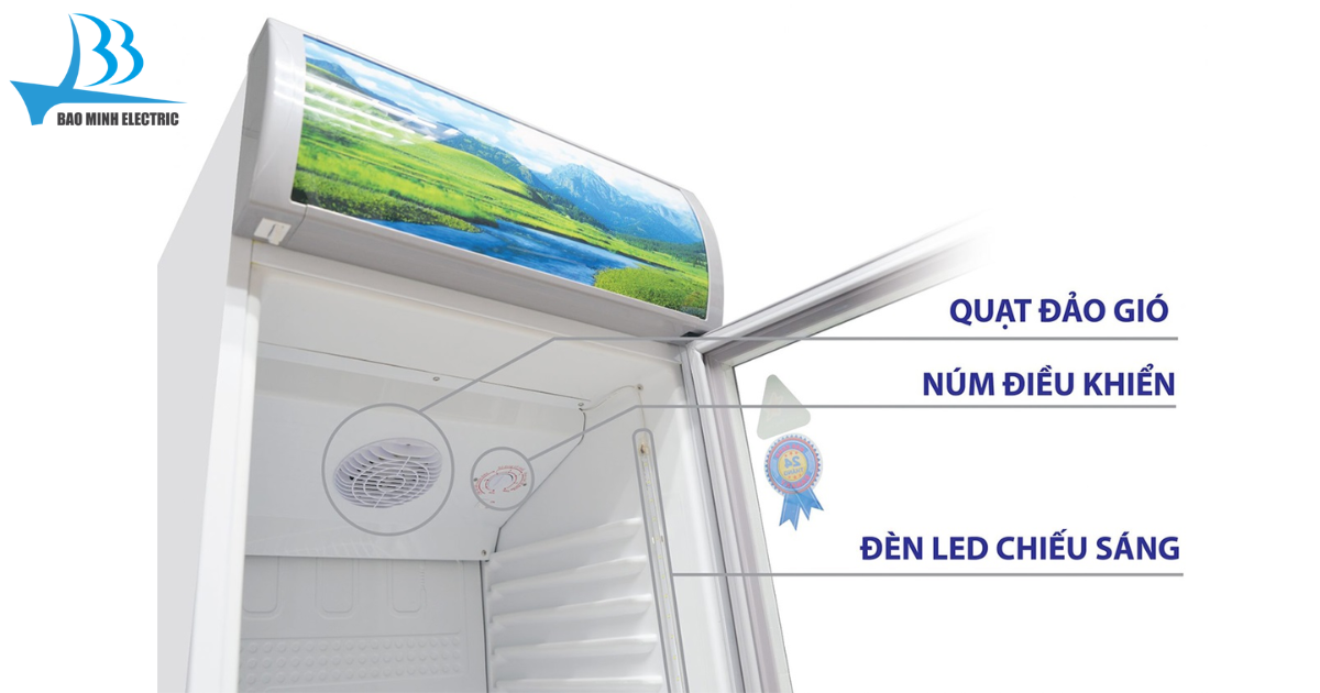 Tủ mát được trang bị đèn LED chiếu sáng bên trong, giúp bạn dễ dàng nhận biết và lấy thực phẩm