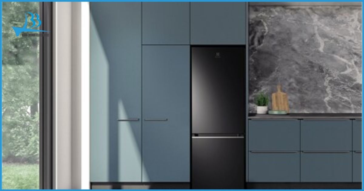 Thiết kế của tủ lạnh Electrolux 335 lít Inverter Ultimate với màu đen bóng sang trọng