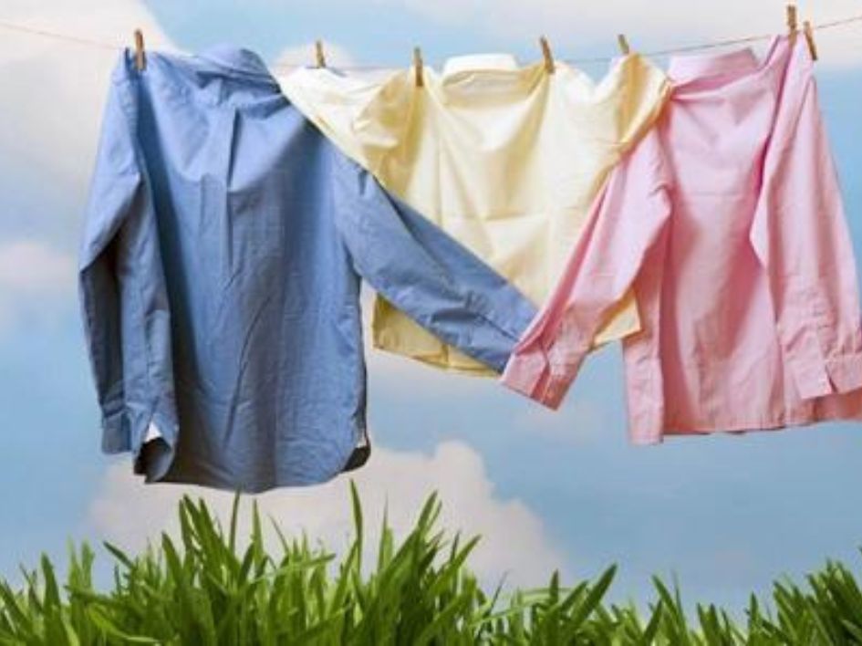 Phơi quần áo dưới ánh nắng trực tiếp có thể làm phai mầu quần áo