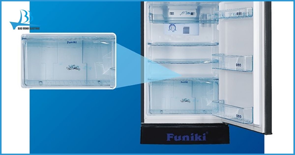 Ngăn rau củ quả của tủ lạnh Funiki FR-166ISU vô cùng rộng rãi, giữ ẩm rất tốt