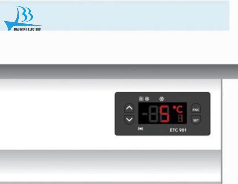 Tủ mát Hòa Phát HSR D6723 hiển thị nhiệt độ thông qua màn hình LED