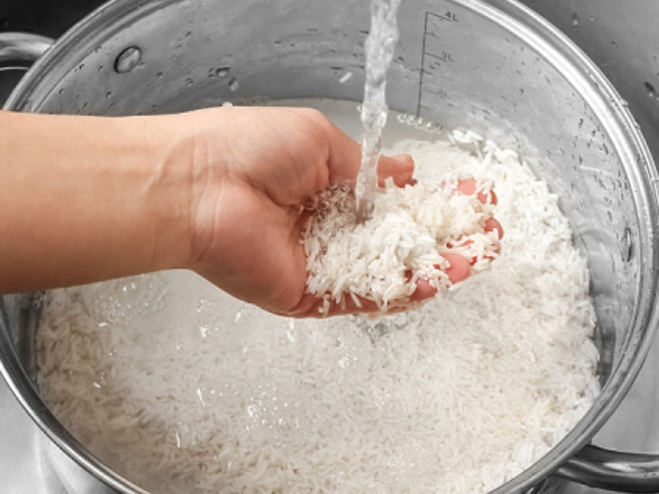 Bước 2: Vo gạo và đổ vào nồi