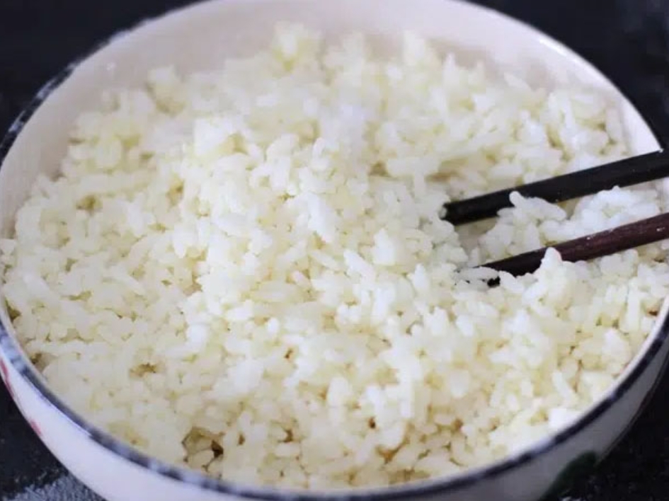 Có nên dùng cơm nguội nấu cháo không?