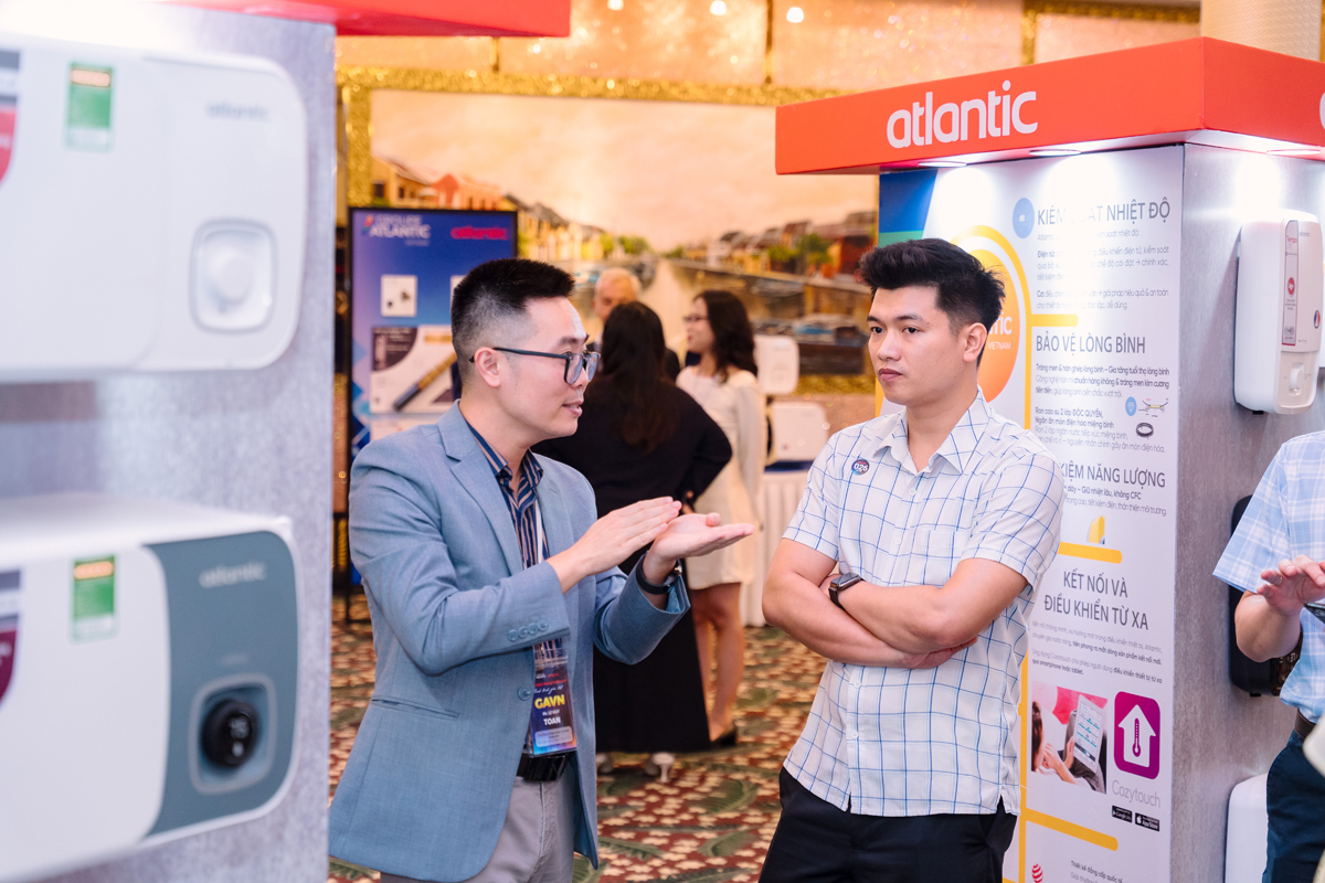 Đại diện Atlantic Việt Nam giới thiệu sản phẩm bình nóng lạnh tới Đại lý