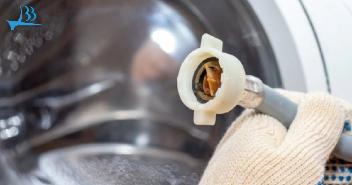 Kiểm tra đường ống dẫn nước để hạn chế lỗi 4C ảnh hưởng đến chu trình giặt