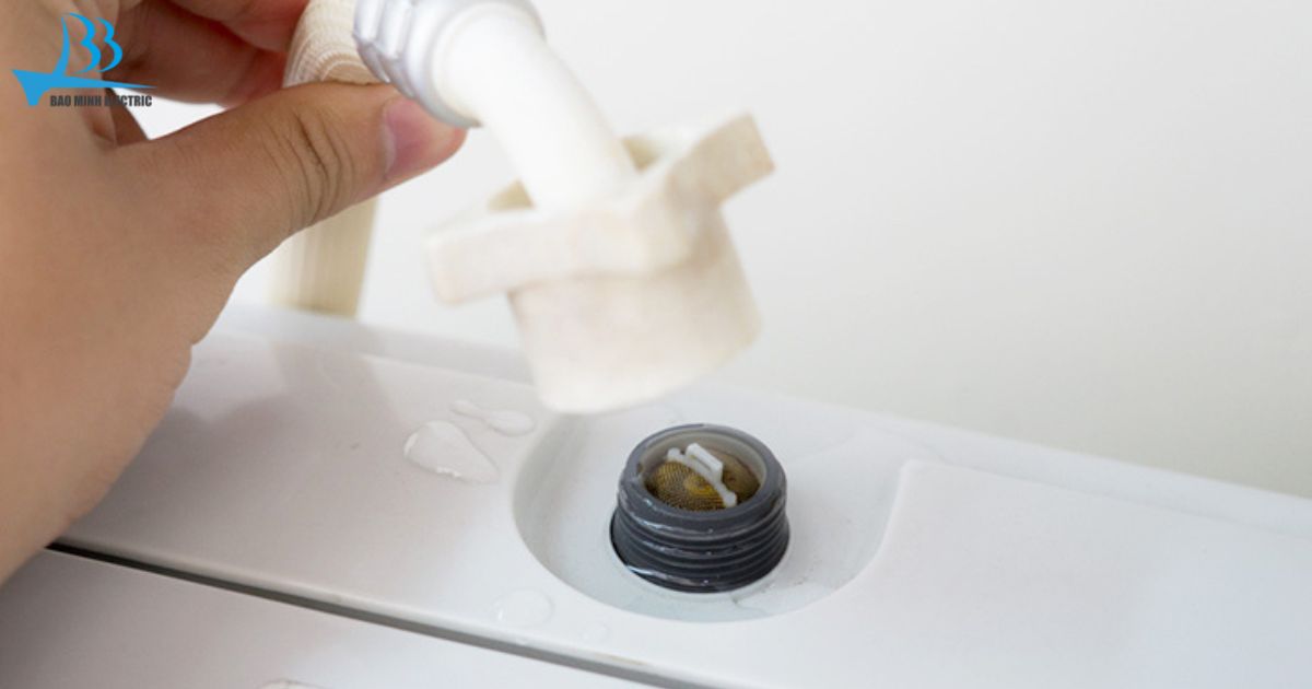 Lưới lọc bị tắc nghẽn cũng là nguyên nhân khiến máy không vắt được