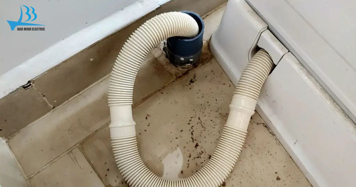 Ống xả nước bị gấp hoặc tắc nghẽn là nguyên nhân hàng đầu khiến máy giặt LG không xả nước.