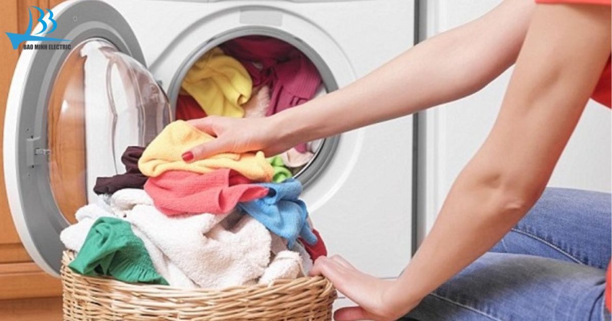 Lượng quần áo quá tải khiến máy giặt LG giặt không vắt