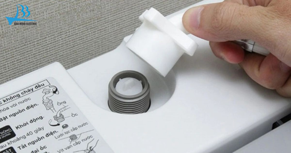 Tấm lọc của van cấp nước bị bám bẩn khiến thiết bị gặp lỗi 4C