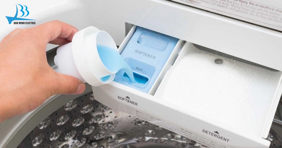 Vệ sinh ngăn chứa nước xả thường xuyên để đảm bảo hiệu quả làm sạch của máy