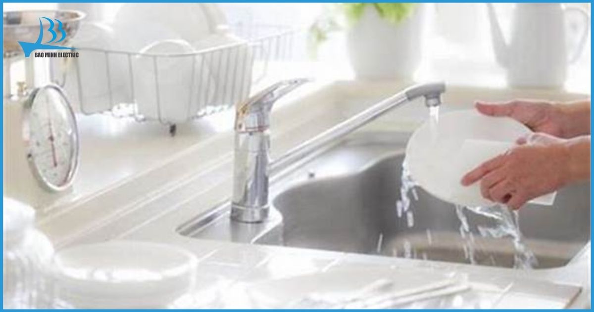 Bình nóng lạnh Ariston 6 lít là sản phẩm phù hợp để đáp ứng nhu cầu nước nóng cho mục đích rửa bát, rửa tay