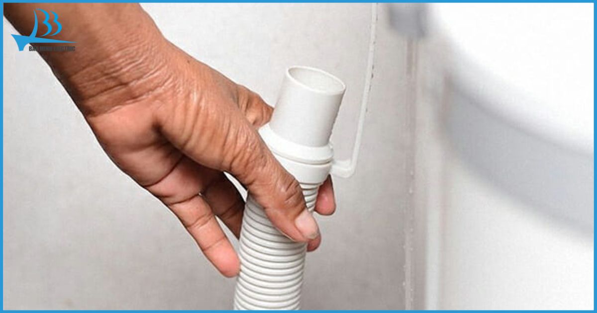 Kiểm tra độ thông thoáng của ống xả và vệ sinh bộ lọc cặn là cách khắc phục lỗi E3 nhanh chóng tại nhà