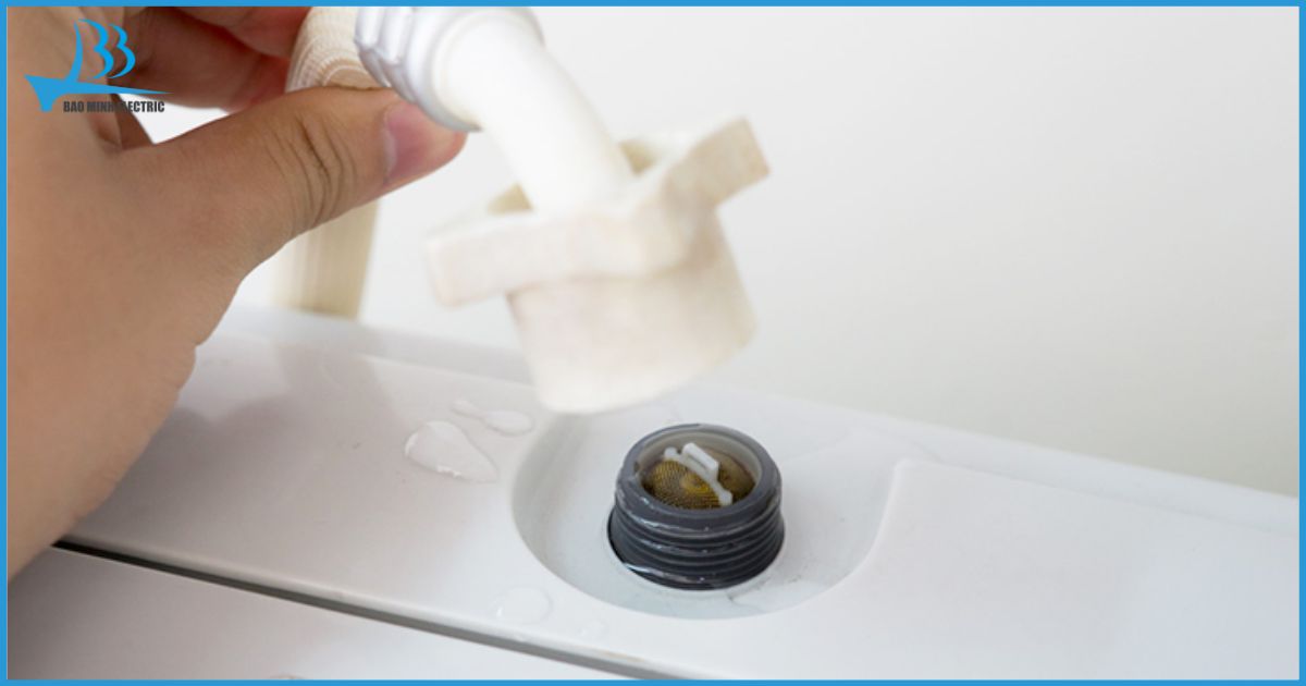 Lắp đặt ống xả đúng độ cao quy định giúp máy thoát nước dễ dàng và hạn chế tối đa lỗi E3