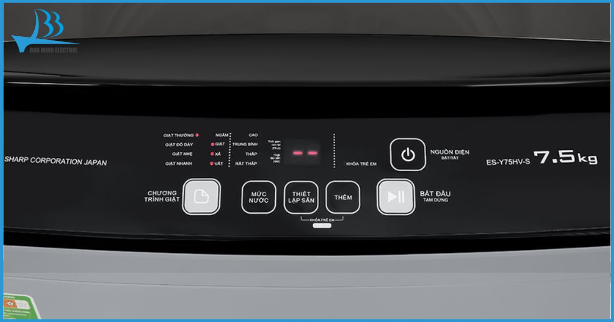 Lỗi E4 hiển thị trên bảng điều khiển máy giặt Sharp báo hiệu sự cố liên quan đến hệ thống cấp nước