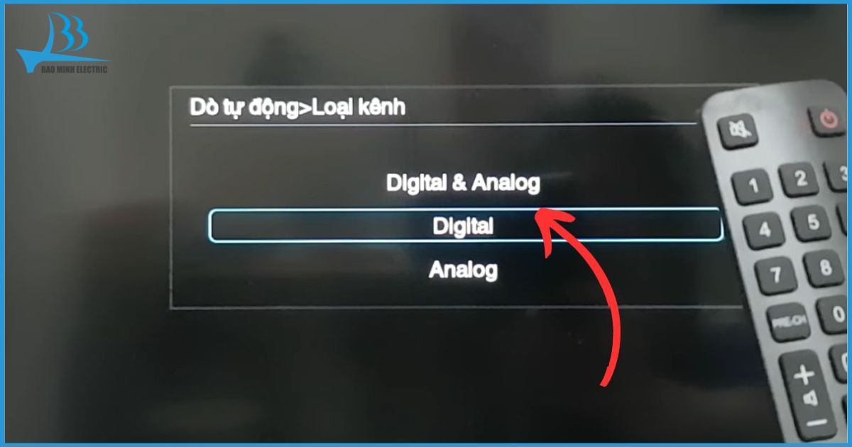 Kiểm tra kỹ dây cáp hoặc ăng-ten (DVB-T2) đã được kết nối chắc chắn vào đúng cổng phía sau tivi trước khi bắt đầu.