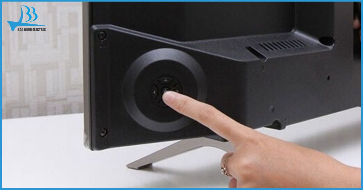 Mặt sau của tivi thường có nút nguồn để tắt/mở thiết bị