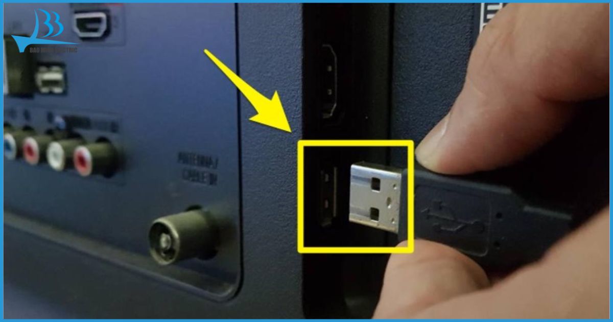 Sử dụng remote cũng giúp bạn tắt/mở được tivi khi không tìm thấy nút nguồn